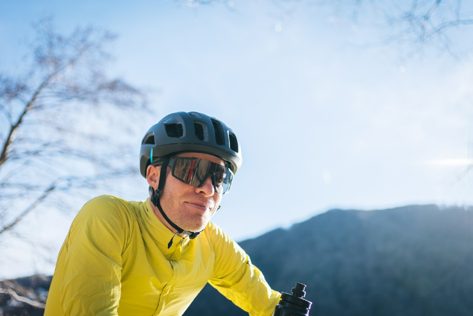 mężczyzna w kasku i okularach